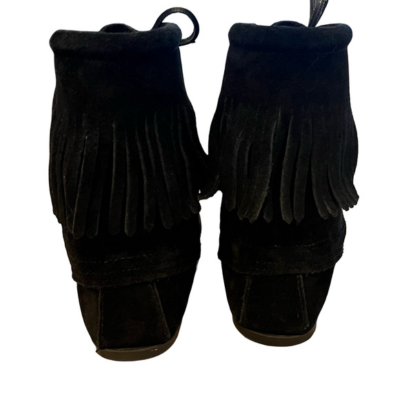 Minnetonka Boots Womens Size 6 Black Suede Fringe Lace Up Moccasin Hardsole 429 - Picture 5 of 7